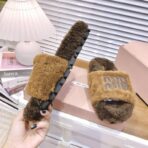 M家2024缪缪 秋冬新款字母羊毛拖鞋驼棕配色 - 图片 3