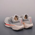 New Balance Fresh Foam X 880v14 缓震跑鞋（浅灰 + 红深蓝拼色款） - 图片 4