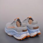 New Balance NB Fresh Foam X  More V3 TDS 缓震跑步鞋(浅灰 + 橙色拼色款） - 图片 4