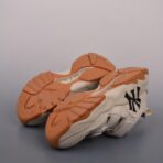 New York Yankees x MLB Big Ball Chunky Mask Sandal 系列厚底老爹风魔术贴镂空休闲运动慢跑凉鞋 - 图片 3