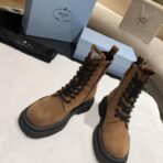PRADA Monolith Suede Combat Boots 驼色麂皮厚底三角标侧拉链马丁靴 - Imagem 4