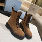 PRADA Monolith Suede Combat Boots 驼色麂皮厚底三角标侧拉链马丁靴 - Imagem 3