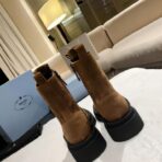 PRADA Monolith Suede Combat Boots 驼色麂皮厚底三角标侧拉链马丁靴 - Imagem 2