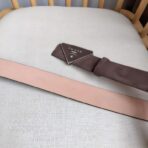 Prada 帆布三角形徽标腰带  红棕色白边 - Imagem 3