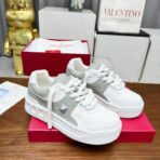 Valentino Garavani One Stud XL Low-Top Trainer（华伦天奴 Garavani One Stud XL 低帮运动鞋）白灰拼色 - Imagem 3