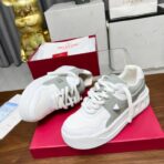 Valentino Garavani One Stud XL Low-Top Trainer（华伦天奴 Garavani One Stud XL 低帮运动鞋）白灰拼色 - Imagem 2