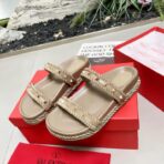 Valentino Garavani Rockstud Platform Mule Sandals 浅杏色皮革铆钉厚底穆勒拖鞋 - 图片 3