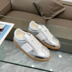 Valentino 华伦天奴 2024 春夏（24SS）系列的运动休闲鞋款 金属银调