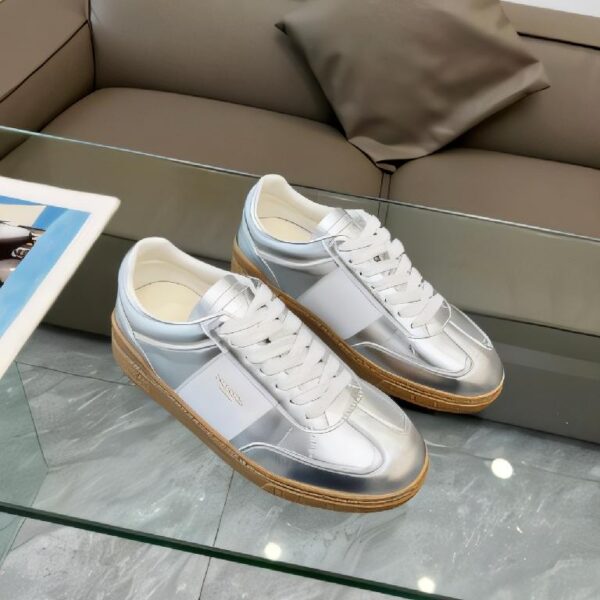 Valentino 华伦天奴 2024 春夏（24SS）系列的运动休闲鞋款 金属银调