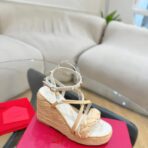 Valentino华伦天奴新品 高版本24ss米兰春夏坡跟铆钉拉菲草缕空后跟凉鞋 - 图片 4