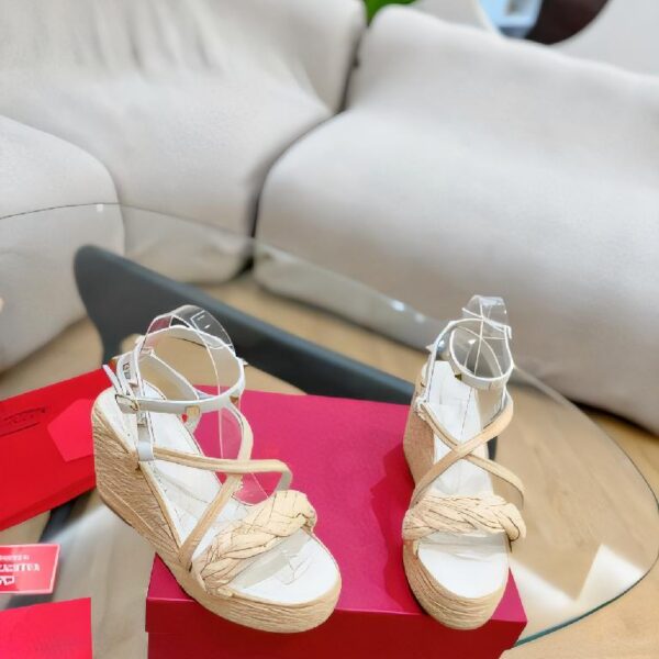 Valentino华伦天奴新品 高版本24ss米兰春夏坡跟铆钉拉菲草缕空后跟凉鞋