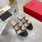 Valentino华伦天奴铆钉经典凉鞋  黑色