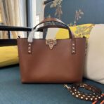 华伦天奴 Valentino Garavani Rockstud 粒面小牛皮托特包  棕色小号 - 图片 2