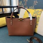 华伦天奴 Valentino Garavani Rockstud 粒面小牛皮托特包  棕色小号