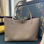 华伦天奴 Valentino Garavani Rockstud 粒面小牛皮托特包  灰色