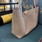华伦天奴 Valentino Garavani Rockstud 粒面小牛皮托特包  灰色 - 图片 2