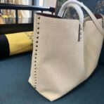 华伦天奴 Valentino Garavani Rockstud 粒面小牛皮托特包  白色 - Imagem 2