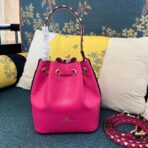 华伦天奴 Valentino Garavani Rockstud 粒面小牛皮水桶包  (玫粉）