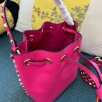 华伦天奴 Valentino Garavani Rockstud 粒面小牛皮水桶包  (玫粉） - 图片 4