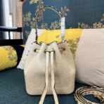 华伦天奴 Valentino Garavani Rockstud 粒面小牛皮水桶包 （米白） - 图片 3