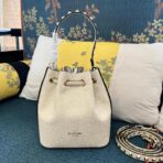 华伦天奴 Valentino Garavani Rockstud 粒面小牛皮水桶包 （米白）