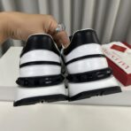 华伦天奴 Valentino Garavani Runner 系列休闲运动鞋（白黑配色款） - 图片 3