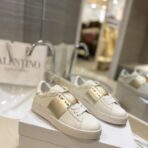 华伦天奴 Rockstud Untitled 系列低帮休闲运动鞋（白金色配色款）