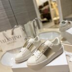 华伦天奴 Rockstud Untitled 系列低帮休闲运动鞋（白金色配色款） - Imagem 4