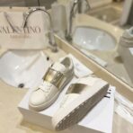 华伦天奴 Rockstud Untitled 系列低帮休闲运动鞋（白金色配色款） - Imagem 3