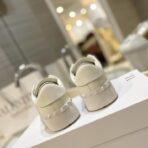 华伦天奴 Rockstud Untitled 系列低帮休闲运动鞋（白金色配色款） - Imagem 2