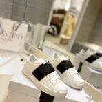 华伦天奴 Valentino Garavani Open Skate 系列低帮休闲情侣运动鞋（白黑配色款）