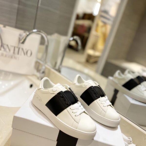 华伦天奴 Valentino Garavani Open Skate 系列低帮休闲情侣运动鞋（白黑配色款）