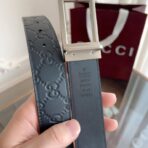 古驰（Gucci）Signature 系列黑色双 G 压纹皮革银色矩形扣腰带 - Imagem 4