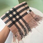 巴宝莉(Burberry) 双面徽章格子羊绒围巾 浅粉黑拼色