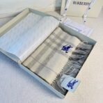 巴宝莉(Burberry) 双面格纹金属线羊绒围巾 白色