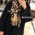 巴宝莉(Burberry) 经典双面字母Logo格子羊绒围巾 黑棕 - 图片 4
