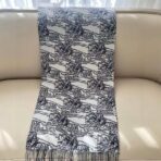 巴宝莉(Burberry) 经典石色格纹+提花马术战马徽标披肩 黑白拼色