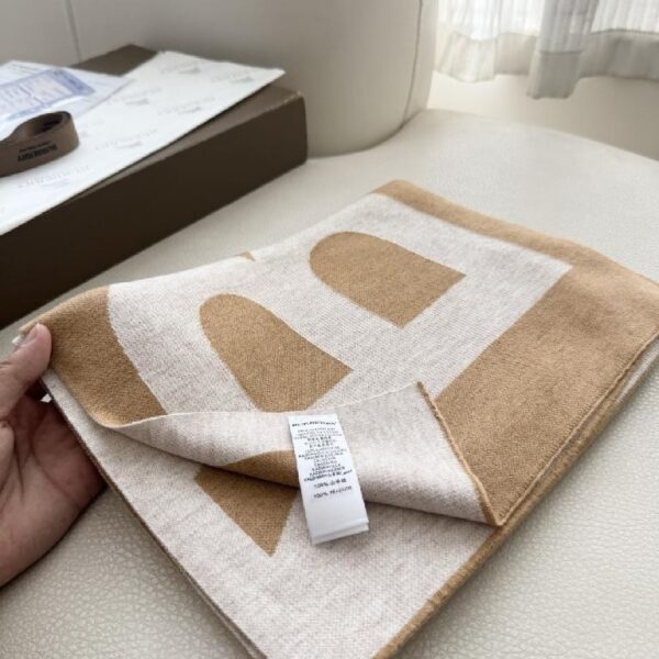 巴宝莉(Burberry)【经典战马】针织围巾 白杏拼色