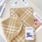 巴宝莉(Burberry)带帽款羊绒羊毛混纺围巾送专柜新款别针 杏色