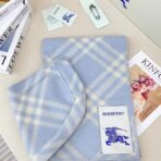 巴宝莉(Burberry)带帽款羊绒羊毛混纺围巾送专柜新款别针 浅蓝