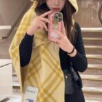 巴宝莉(Burberry)带帽款羊绒羊毛混纺围巾送专柜新款别针 浅黄 - 图片 2