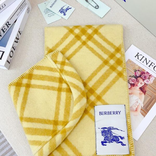 巴宝莉(Burberry)带帽款羊绒羊毛混纺围巾送专柜新款别针 浅黄