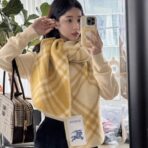 巴宝莉(Burberry)带帽款羊绒羊毛混纺围巾送专柜新款别针 浅黄 - 图片 3