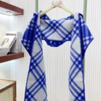 巴宝莉(Burberry)带帽款羊绒羊毛混纺围巾送专柜新款别针 深蓝 - 图片 3