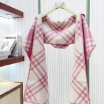 巴宝莉(Burberry)带帽款羊绒羊毛混纺围巾送专柜新款别针 粉色 - Imagem 2