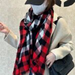 巴宝莉(Burberry)轻盈流苏格纹羊绒围巾 红色 - Imagem 2