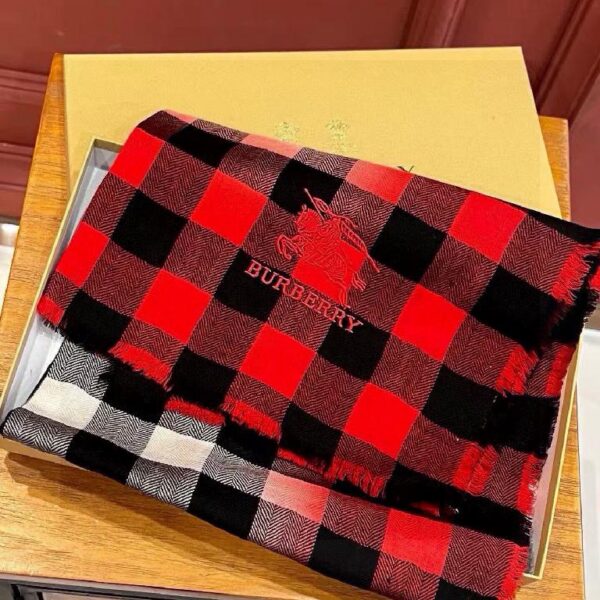 巴宝莉(Burberry)轻盈流苏格纹羊绒围巾 红色