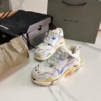 巴黎世家 Triple S 系列艺术印花厚底复古老爹鞋（白色基底款）