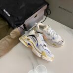 巴黎世家 Triple S 系列艺术印花厚底复古老爹鞋（白色基底款） - Imagem 4