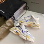 巴黎世家 Triple S 系列艺术印花厚底复古老爹鞋（白色基底款） - Imagem 3